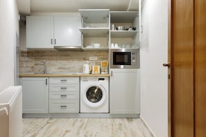 Aki Junior Apartment | Cozinha privada | Geladeira grande, micro-ondas, lava-louças, cafeteira/chaleira