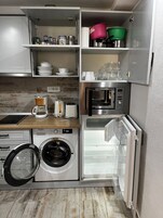 Aki Gray Apartment | Private kitchen | Full-size fridge, microwave, dishwasher, coffee/tea maker