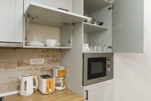 Private kitchen - Aki Gray Apartment Serene Oasis (Brasov)