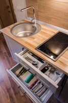 Aki Gray Apartment | Private kitchen | Full-size fridge, microwave, dishwasher, coffee/tea maker