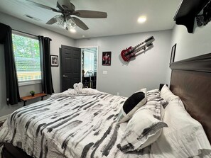 3 bedrooms, desk, iron/ironing board, travel crib