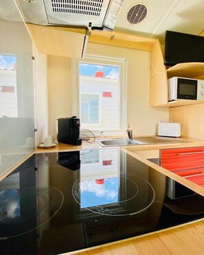 Køleskab, mikrobølgeovn, kogeplade, brødrister