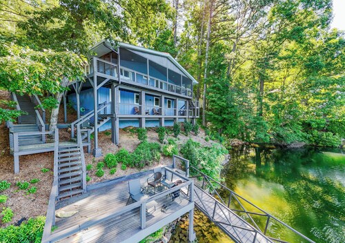 Breathtaking views lakeside cottage
