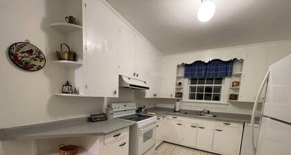 Welcome to Nana's House - Centrally Located & Pet Friendly!