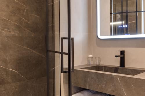 Deluxe Double Room, Ensuite | Bathroom | Designer toiletries, hair dryer, towels, soap