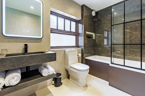 Deluxe Double Room, Ensuite | Bathroom | Designer toiletries, hair dryer, towels, soap