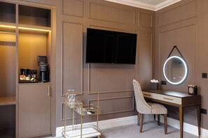 Deluxe Double Room, Ensuite | Premium bedding, pillowtop beds, individually decorated