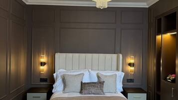 Quarto casal luxo, suíte | 1 quarto, roupas de cama premium, camas com colchões pillow-top