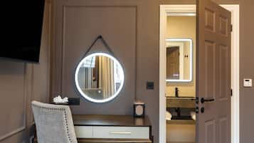 Deluxe Double Room, Ensuite | Premium bedding, pillow-top beds, individually decorated