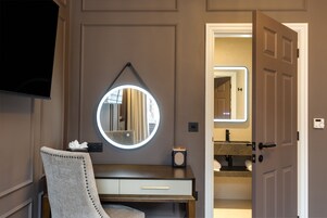 Deluxe Double Room, Ensuite | Premium bedding, pillowtop beds, individually decorated