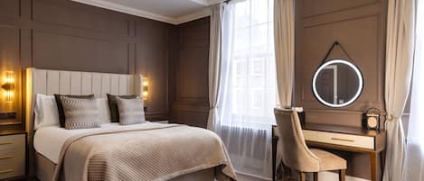 Chambre Deluxe double, salle de bain attenante | Literie de qualité, lit avec matelas à plateau-coussin, décor unique