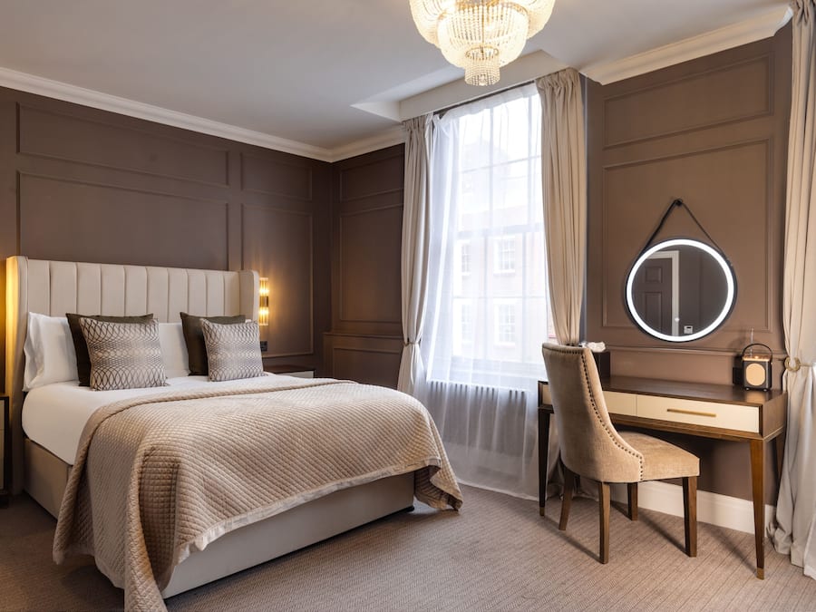 Phòng đôi Deluxe, có phòng tắm riêng | Bộ đồ giường cao cấp, nệm có lớp đệm bông, trang trí khác biệt