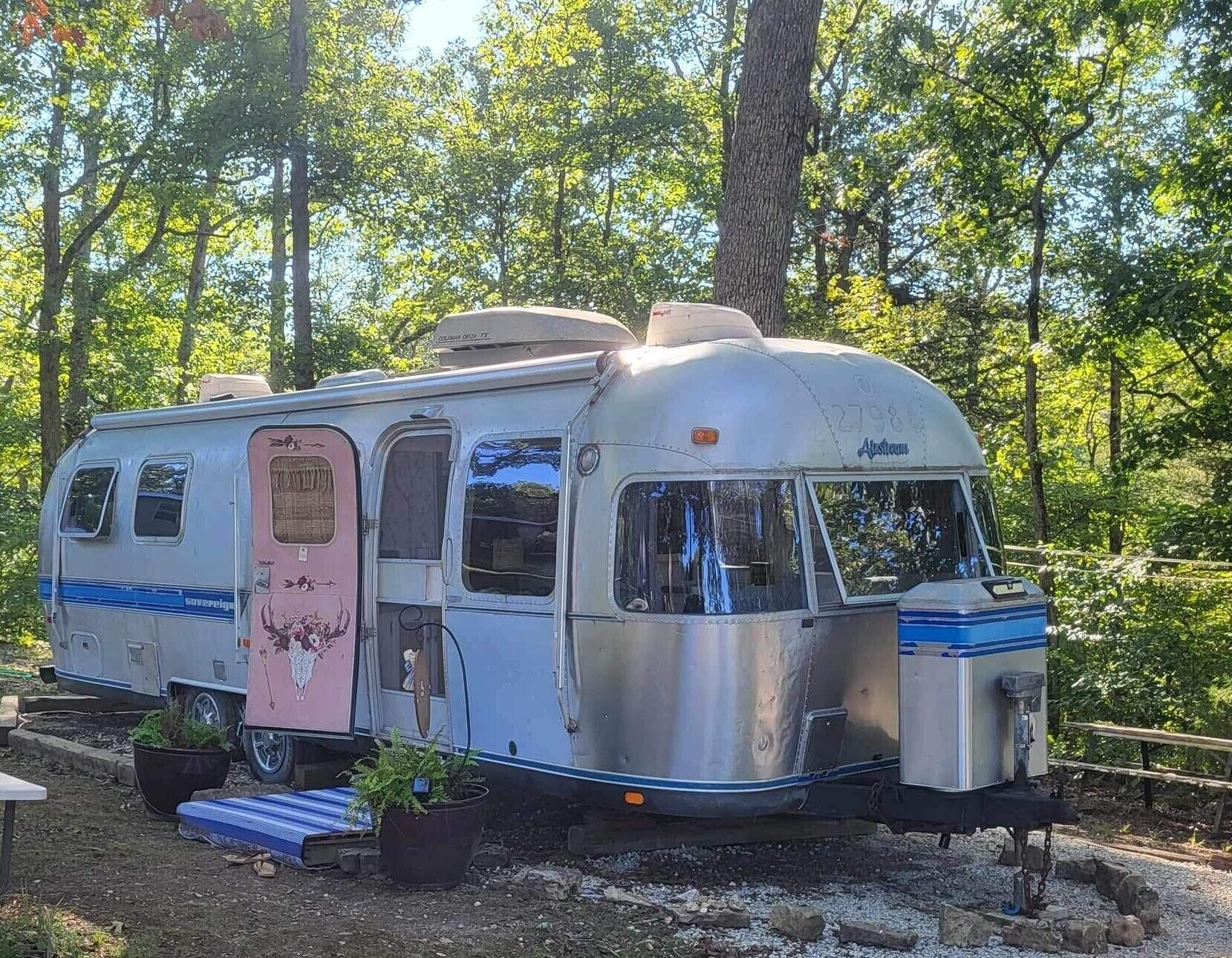 Honeysuckel Hideout-Glamping Airstream-Lake front, intended for adults only\n