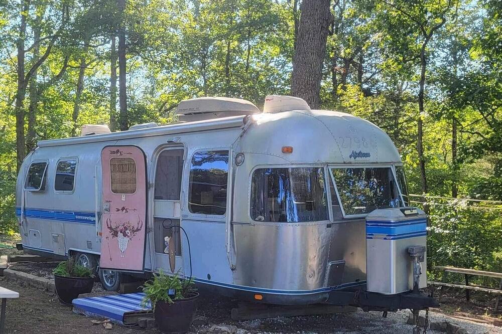 Honeysuckel Hideout-Glamping Airstream-Lake front, intended for adults only\n