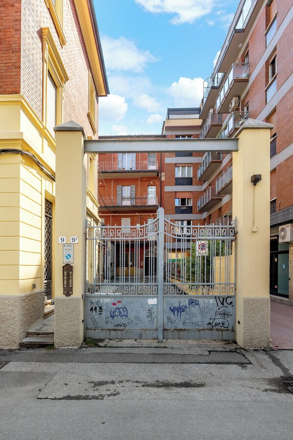 Front of property - Bright Studio with balcony (Bologna)