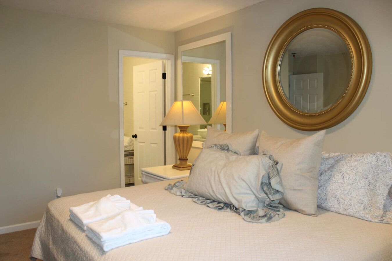 Desk, iron/ironing board, WiFi, bed sheets