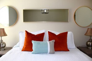Desk, iron/ironing board, WiFi, bed sheets