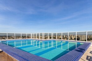 A rooftop pool with a city view, surrounded by glass railings. - Elegant Studio - GRU 1506 (Centro Guarulhos)
