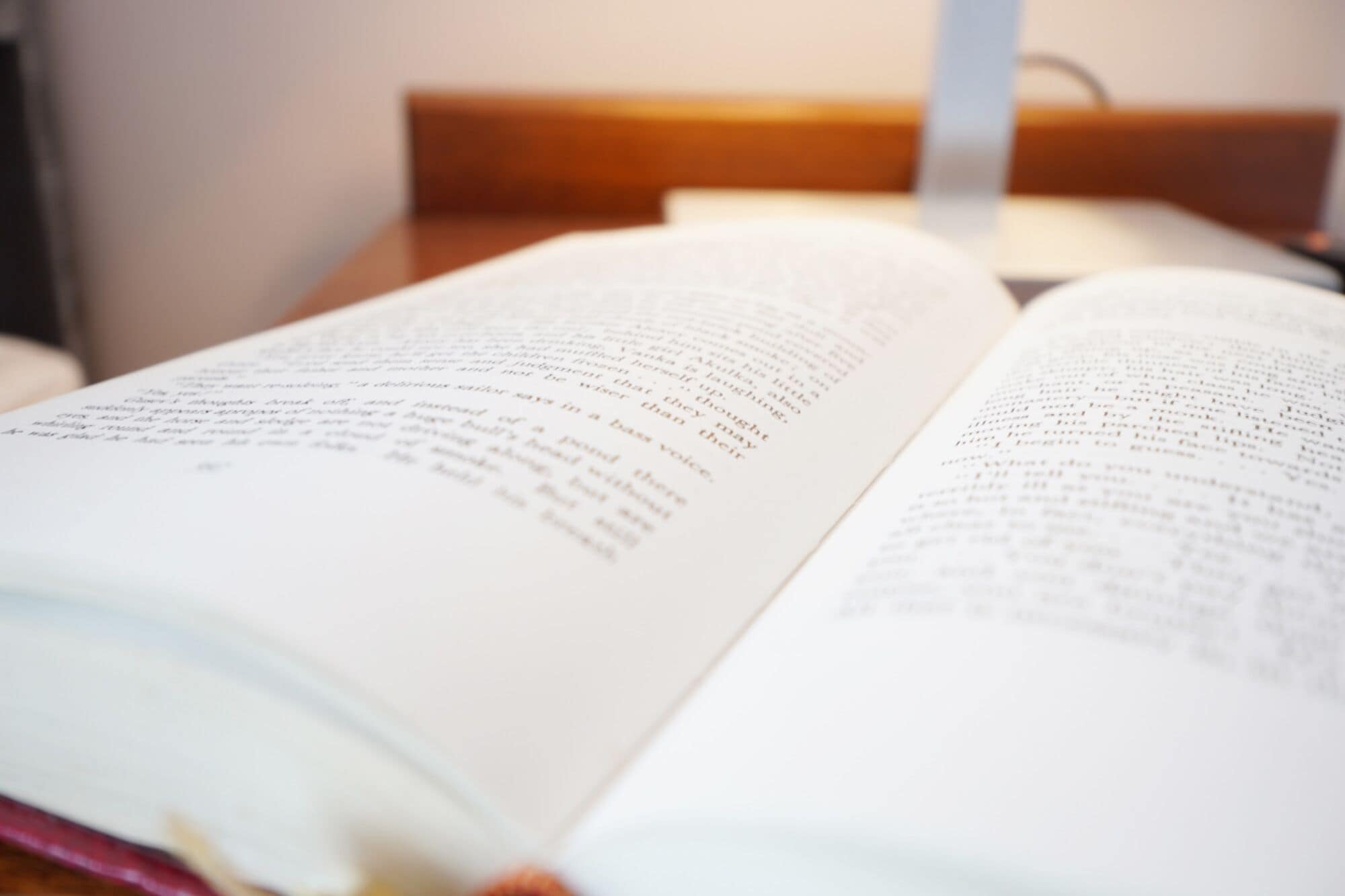 Un livre ouvert sur une surface en bois.