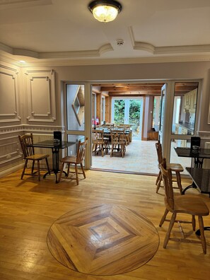 Petit déjeuner complet compris tous les jours