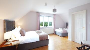 Deluxe Twin Room | Blackout curtains, soundproofing, iron/ironing board, free WiFi