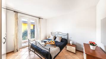 Apartment | 1 bedroom, iron/ironing board, WiFi (free), bed sheets