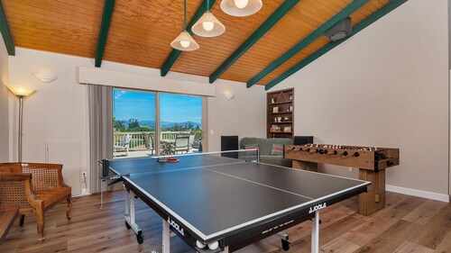 Cheerful Escape: Mountain Views, Fully Fenced, Game Room, Firepit, BBQ, & Office
