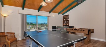 Cheerful Escape: Mountain Views, Fully Fenced, Game Room, Firepit, BBQ, & Office