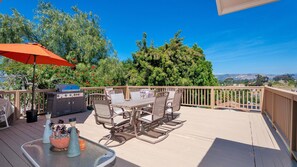 Outdoor dining - Cheerful Escape: Mountain Views, Fully Fenced, Game Room, Firepit, BBQ, & Office (Escondido)