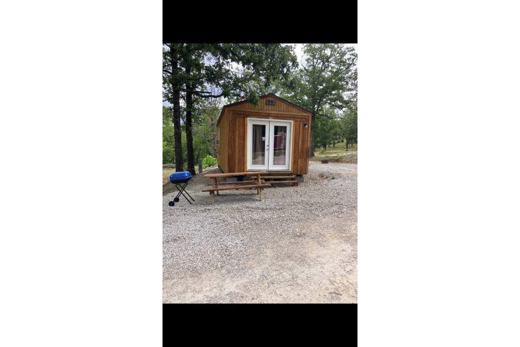 Cozy Cabin #2 located 1 mile from Bennett Spring state park 