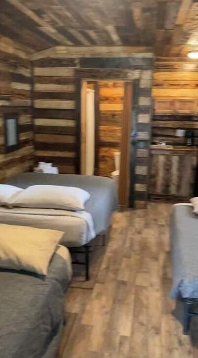 Cozy Cabin #2 located 1 mile from Bennett Spring state park 