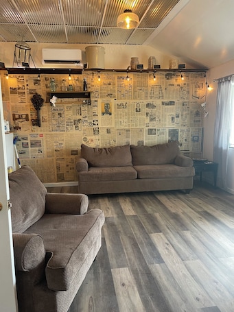 Smart TV. Nana’s Bunkhouse is a small little efficiency located in Houston, MO.