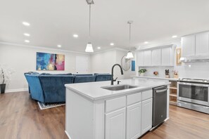 Fridge, microwave, oven, stovetop - Clean Beautiful house in Raleigh (Raleigh)