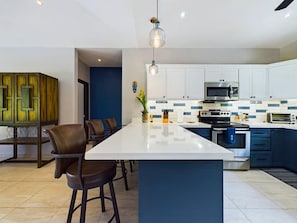 Fridge, microwave, oven, stovetop - Casa Rebanada de Vida (Mar Vista)