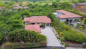 A residential area with houses surrounded by lush greenery and a view of the ocean. - Casa Rebanada de Vida (Mar Vista)