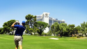Un terrain de golf avec, en arrière-plan, le bâtiment du Westgate Las Vegas Resort & Casino.