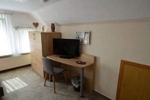 Escritorio, espacio para trabajar con laptop y wifi gratis 