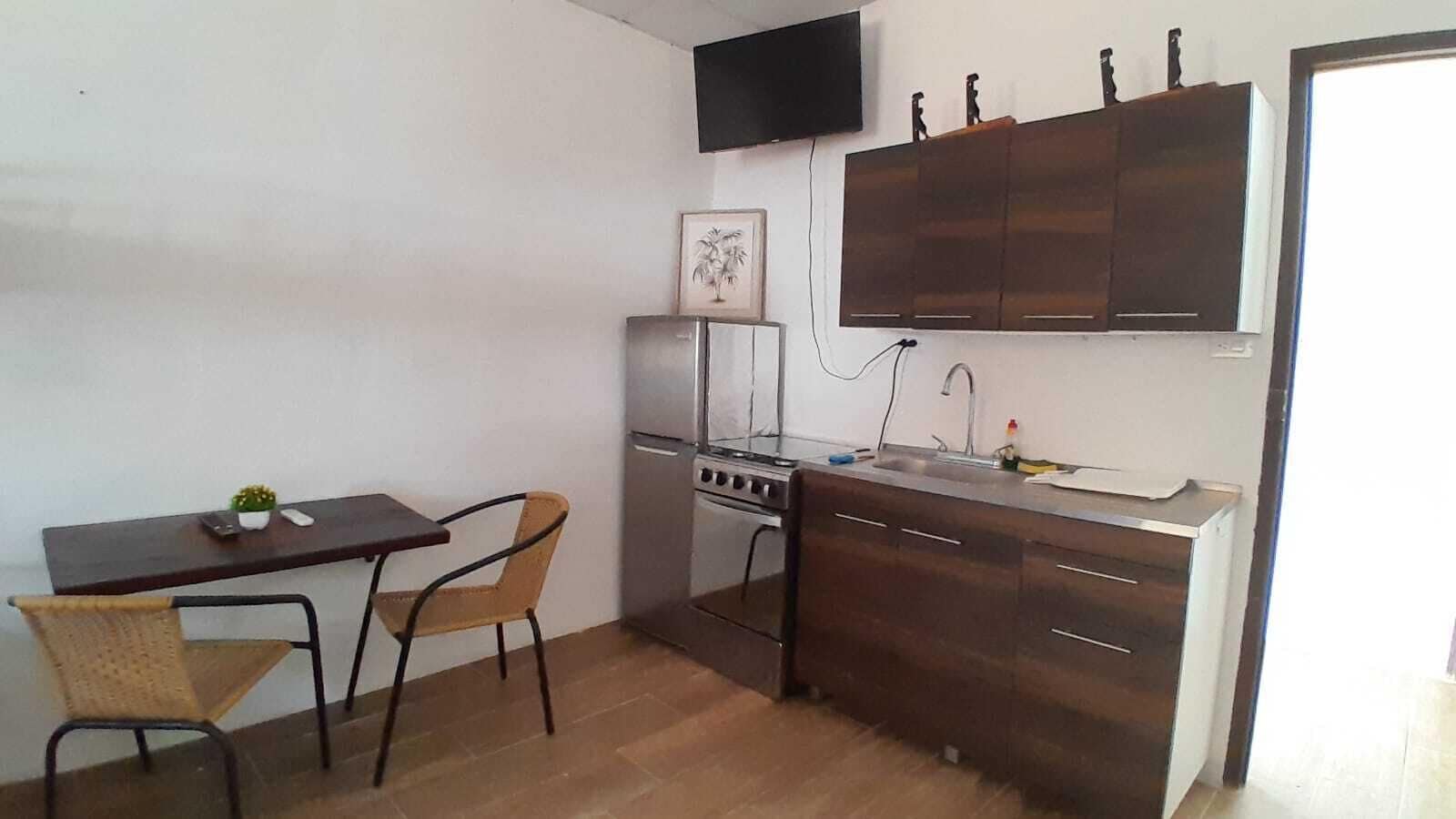 Full-size fridge, microwave, oven, stovetop