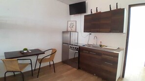 Großer Kühlschrank, Mikrowelle, Ofen, Herdplatte