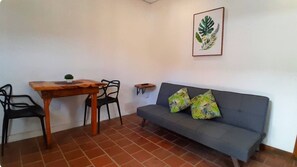Comfort-Suite, Poolzugang | Wohnbereich | 40-Zoll-Smart-TV mit Kabelempfang