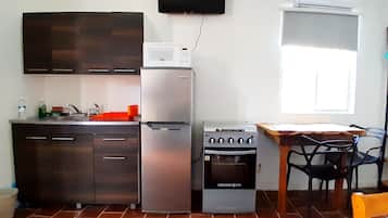 Full-sized fridge, microwave, oven, stovetop
