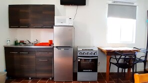 Full-size fridge, microwave, oven, stovetop