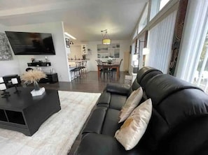 Smart TV, DVD player, books - Majestic ocean views. Hot-tub. Relaxation+tranquility (Langlois)