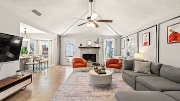 Smart TV, fireplace
