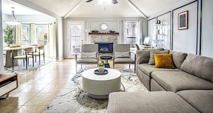 Minutes to Convention center, family retreat, Pet-Friendly! King bed