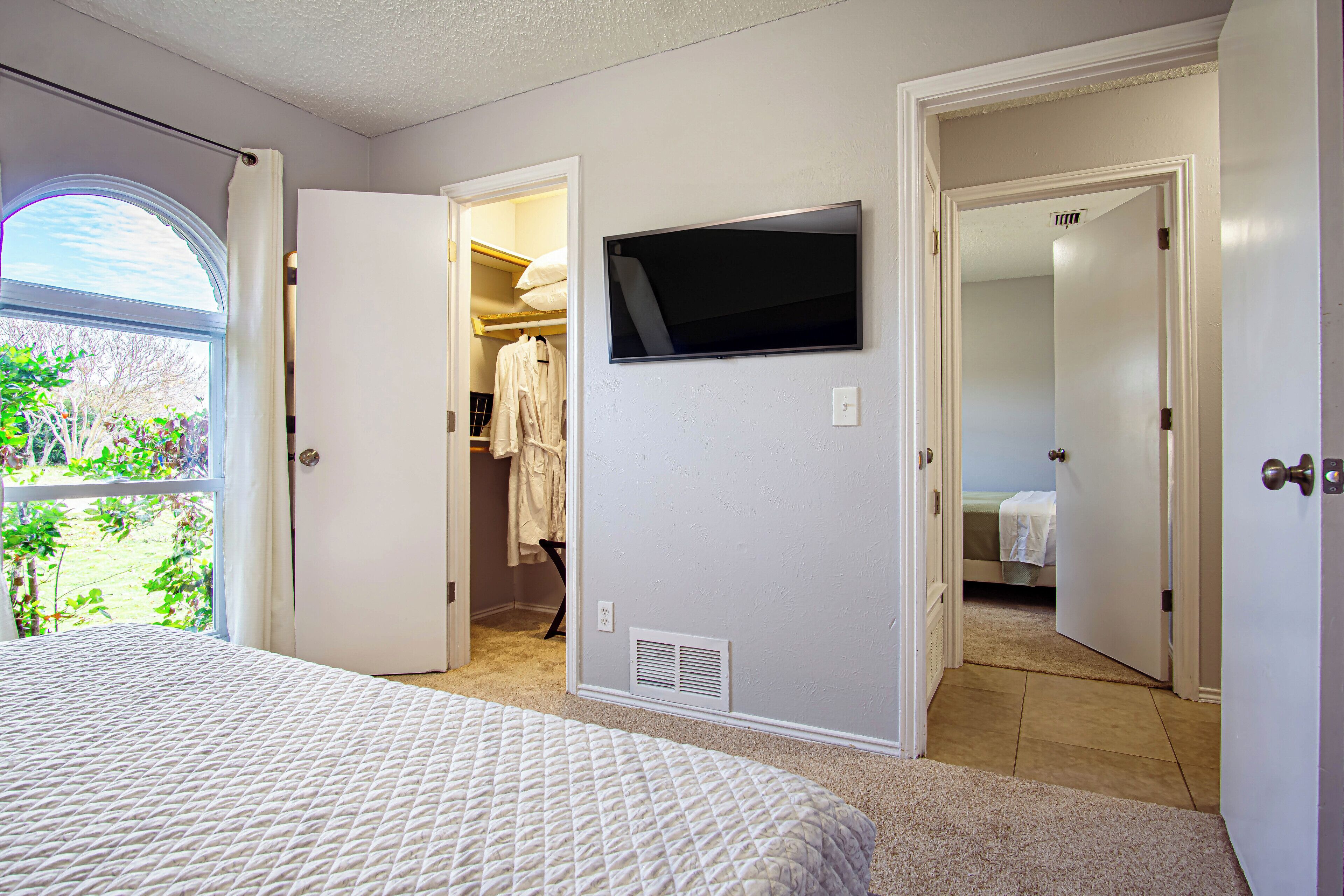 3 bedrooms, desk, iron/ironing board, travel cot