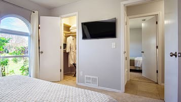 3 bedrooms, desk, iron/ironing board, travel cot