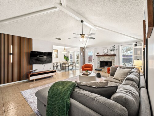 Minutes to Convention center,  family retreat, Pet-Friendly! King bed 