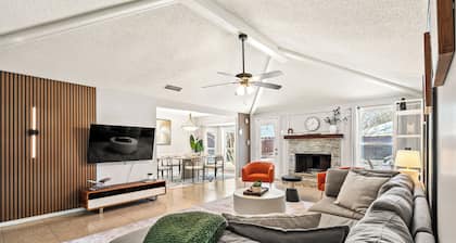 Minutes to Convention center, family retreat, Pet-Friendly! King bed