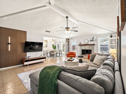 Minutes to Convention center,  family retreat, Pet-Friendly! King bed 